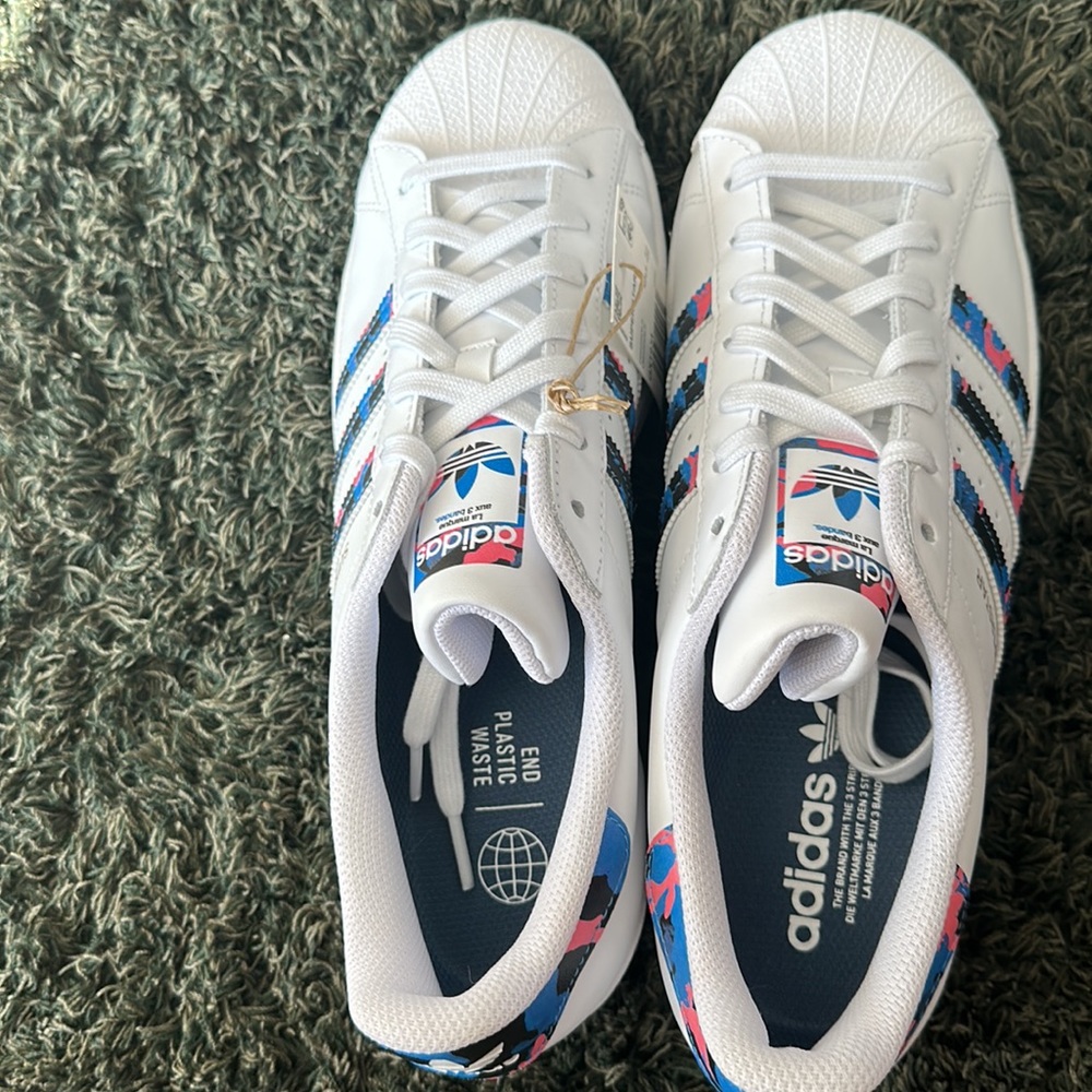 Adidas Superstar size 10 - Picture 4 of 5
